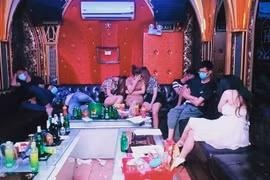 Phát hiện hơn 30 người mở tiệc ma túy trong quán karaoke