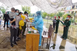 Hòa Bình: 324 trường hợp F1 có kết quả âm tính lần 1 với SARS-CoV-2