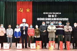 Nghệ An: Ban tổ chức Hội báo Xuân Tân Sửu 2021 tặng quà Tết người nghèo