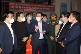 Bí thư Hà Nội kiểm tra đột xuất khu cách ly tại trường Tiểu học Xuân Phương