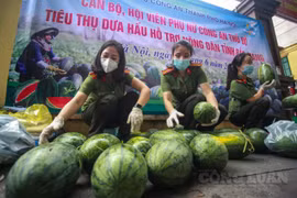 Hội phụ nữ Công an TP.Hà Nội hỗ trợ tiêu thụ 13 tấn dưa hấu Bắc Giang