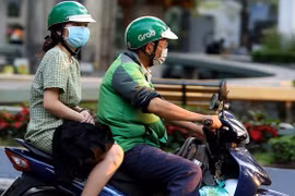 Dịch bệnh bùng phát: Xe ôm công nghệ, cửa hàng ăn nổi tiếng cũng phải “kêu trời”