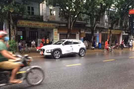 Bẻ lái tránh xe con, xe đầu kéo đâm vào nhà dân làm 2 người bị thương