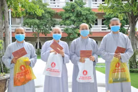 Hàng trăm tăng ni tham gia hiến máu cứu người