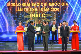Người làm báo với vai trò kiểm soát, giảm thiểu tác hại xã hội của tin giả
