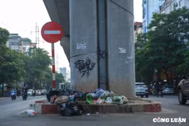 Hành lang đường sắt đô thị Cát Linh - Hà Đông thành nơi chăn gà, vứt rác