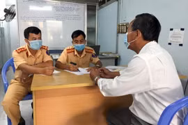 Tài xế lái xe biển xanh đi ngược chiều bị phạt 4 triệu đồng
