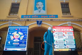 Hà Nội: Các trường học tổ chức phun khử khuẩn chuẩn bị đón học sinh trở lại