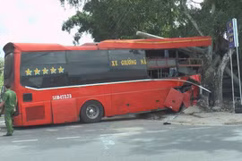 Tai nạn giữa ôtô khách và xe đạp, khiến 3 người chết
