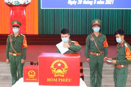 Lực lượng vũ trang Cần Thơ đi bỏ phiếu bầu cử sớm