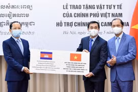 Việt Nam trao tặng vật tư, thiết bị y tế hỗ trợ Campuchia ứng phó dịch COVID-19