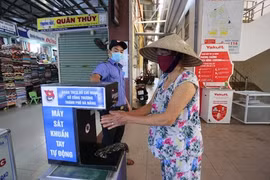 Đà Nẵng: Người dân đi chợ với thẻ ứng dụng công nghệ QR Code