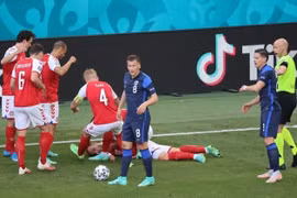 Tiền vệ Eriksen đổ gục giữa trận Đan Mạch - Phần Lan tại bảng B VCK Euro 2021