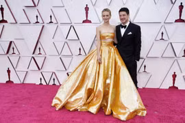Những trang phục ấn tượng của sao trên thảm đỏ Oscar 2021