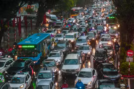 Hà Nội: Cơn mưa rào sáng đầu tuần khiến nhiều tuyến đường tắc nghẽn