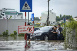 Hà Nội: Mưa lớn, hàng chục chiếc xe ô tô ngập sâu trong biển nước