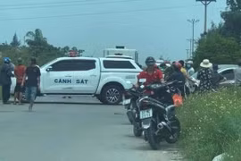 Phát hiện thi thể người đàn ông cuốn trong chiếc chiếu ở ven đường