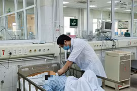 Cụ bà bị tổn thương gan, thận sau khi dùng thuốc nam