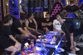 Thừa Thiên Huế: Xử phạt chủ quán Karaoke nhận khách vào hát giữa mùa dịch