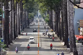 Hệ thống giao hàng hoạt động trở lại, đường phố TP. HCM thêm đông đúc