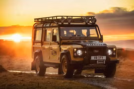 Land Rover Defender Work V8 Trophy có giá lên tới gần 270.000 USD