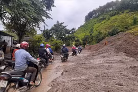 Sơn La: Sạt lở trên quốc lộ 6B, giao thông ùn tắc cục bộ