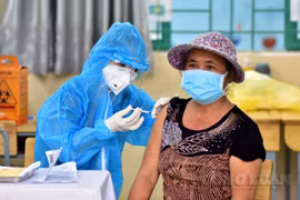 Cận cảnh người dân TP. HCM xếp hàng dài chờ tiêm vaccine Vero Cell
