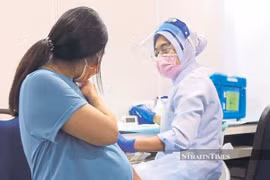 Malaysia kêu gọi phụ nữ mang thai tiêm vaccine COVID-19