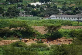 Dân Zimbabwe sống trên mỏ khoáng sản quý nhưng vẫn nghèo đói