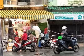 Tiểu thương chợ hoa Hồ Thị Kỷ buôn bán "lén lút" bất chấp Chỉ thị 16