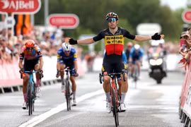 Giành chiến thắng ở chặng 6 nhưng Wout Van Aert vẫn xếp sau Ethan Hayter trên bảng tổng sắp
