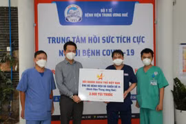 Hội Doanh nhân trẻ Việt Nam trao tặng 3.000 túi thuốc hỗ trợ điều trị cho bệnh nhân F0