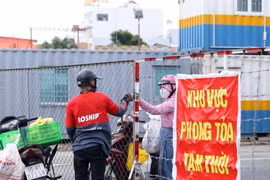 Nhiều người ngại đặt thức ăn mang về vì phí giao hàng tăng chóng mặt