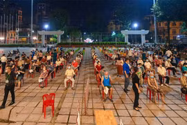 Hà Nội: Xuyên đêm tổng lực tiêm vắc xin phòng Covid-19 cho người dân