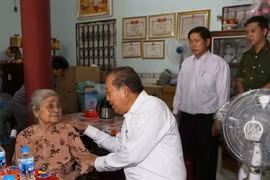 Phó Thủ tướng Trương Hòa Bình thăm, tặng quà các gia đình chính sách tỉnh Long An
