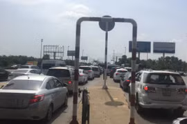 Bất chấp ùn tắc kéo dài hơn 2km, trạm thu phí Long Phước vẫn không chịu xả trạm