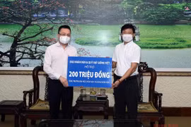 Báo Nhân Dân trao tặng 200 triệu đồng chia sẻ khó khăn với sinh viên bị ảnh hưởng dịch bệnh Covid-19