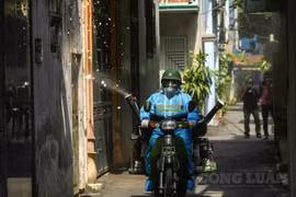Cận cảnh phun khử khuẩn bằng xe máy lưu động khắp ngóc ngách thủ đô Hà Nội