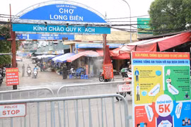 Hà Nội: 300 tiểu thương bán hải sản chợ Long Biên âm tính với SARS-CoV-2