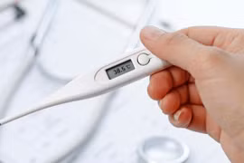 F0 điều trị tại nhà sốt cao không hạ thì cần phải làm gì?