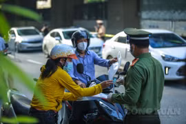 Cấp, đổi giấy đi đường: Hà Nội có đang tự làm khó mình?