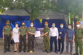 Báo Công an nhân dân chia sẻ khó khăn với các chốt kiểm soát dịch và người dân nghèo trong đại dịch