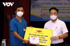 Lãnh đạo Đài Tiếng nói Việt Nam đến thăm hỏi và tặng quà một số bệnh viện tại TP.HCM