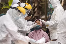 Số ca COVID-19 mới và ca tử vong tại 'điểm nóng' Indonesia bắt đầu giảm nhanh