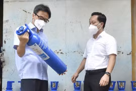 Phó Thủ tướng Vũ Đức Đam đến thăm các mô hình "ATM oxy", “ATM F0 chống dịch”