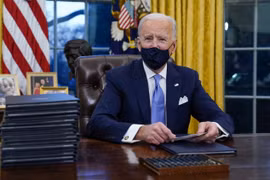 Tổng thống Biden ký lệnh áp đặt quy định mới về vắc xin du lịch quốc tế