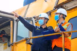 Một tháng kinh tế trở lại “đường đua”, doanh nghiệp vẫn cần “tiền tươi, thóc thật”