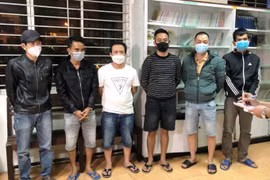 Cảnh sát đột kích, bắt quả tang 30 nam nữ thuê hội trường khách sạn để tổ chức đánh bạc