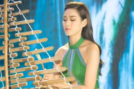 Đỗ Thị Hà biểu diễn hit “Despacito” bằng đàn T’rưng ở bán kết tài năng Miss World 2021