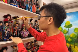 Người hoạ sĩ “thổi hồn” trang phục 54 dân tộc Việt Nam vào những mẫu búp bê độc đáo